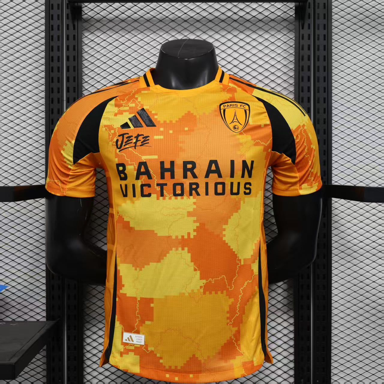 Speler Jefe x Paris FC-shirt